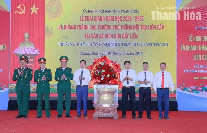 Đại diện Binh đoàn 12, Bộ Quốc phòng tặng hoa và quà chúc mừng nhà trường.