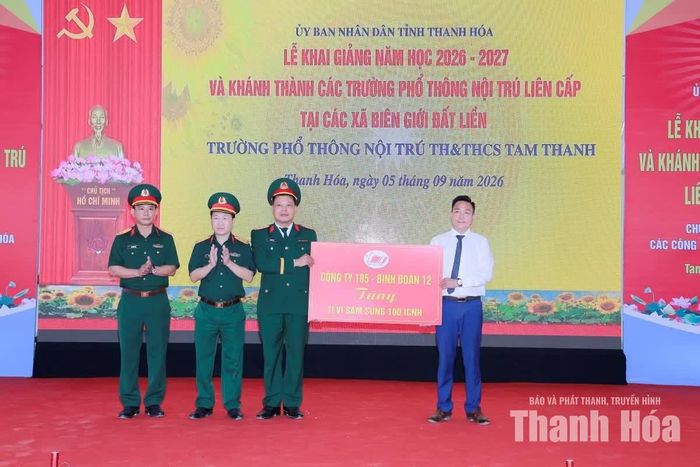Đại diện Công ty 185 - Binh đoàn 12 tặng quà cho nhà trường.