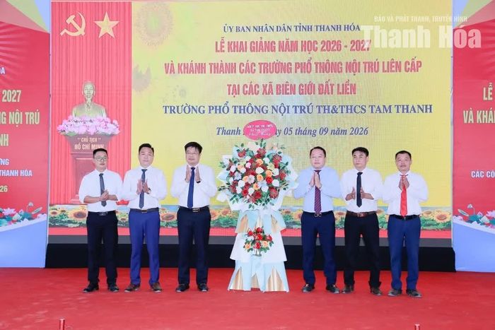 Lãnh đạo xã Tam Thanh tặng hoa chúc mừng nhà trường.
