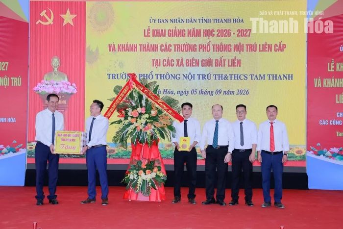 Phó Bí thư Tỉnh ủy Trịnh Tuấn Sinh trao hoa và quà của Tỉnh ủy, HĐND, UBND, Ủy ban MTTQ tỉnh chúc mừng nhà trường.