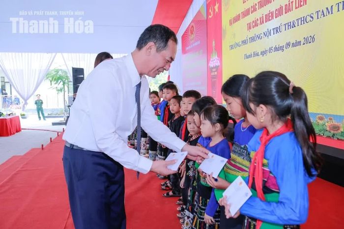 Phó Bí thư Tỉnh ủy Trịnh Tuấn Sinh trao quà của Phó Chủ tịch Quốc hội Nguyễn Doãn Anh tặng các học sinh có hoàn cảnh khó khăn, vươn lên trong học tập.