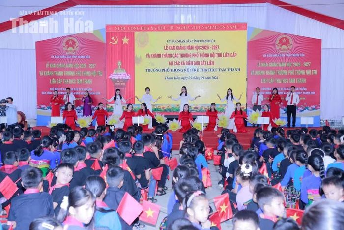 Tiết mục văn nghệ chào mừng do giáo viên Trường nội trú liên cấp Tiểu học và THCS Tam Thanh biểu diễn.