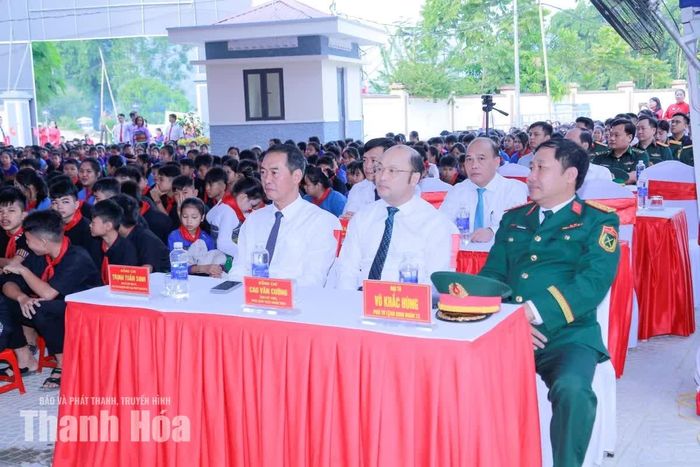 Phó Bí thư Tỉnh ủy Trịnh Tuấn Sinh cùng các đại biểu dự buổi lễ.