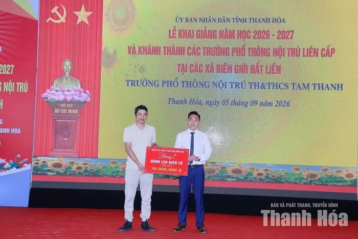 Đại diện Công ty Sách và Thiết bị Hồng Đức tặng quà chúc mừng nhà trường.