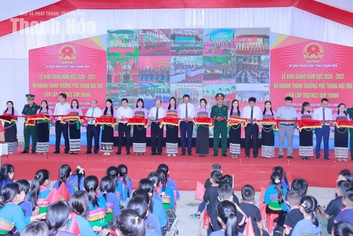 Phó Bí thư Tỉnh ủy Trịnh Tuấn Sinh cùng các đại biểu thực hiện nghi thức cắt băng khánh thành Trường nội trú liên cấp Tiểu học và THCS Tam Thanh.