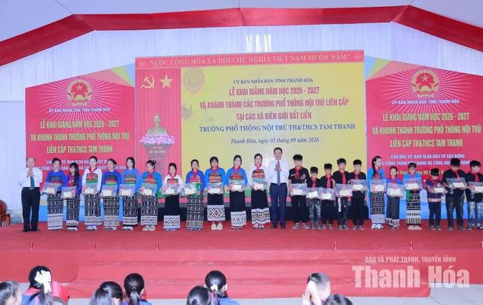 Phó Bí thư Tỉnh ủy Trịnh Tuấn Sinh trao quà của Tỉnh ủy, HĐND, UBND, Ủy ban MTTQ tỉnh cho các học sinh có hoàn cảnh khó khăn, vươn lên trong học tập.