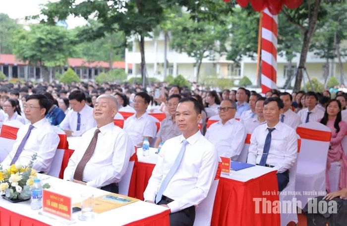 Chủ tịch UBND tỉnh Tô Anh Dũng cùng các đại biểu dự lễ khai giảng năm học mới 2026-2027 tại Trường THPT chuyên Lam Sơn.