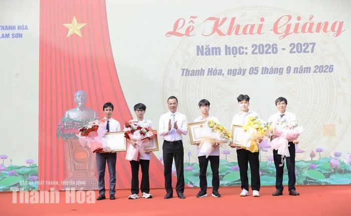 Chủ tịch UBND tỉnh Tô Anh Dũng trao thưởng cho các học sinh và giáo viên có học sinh đoạt giải trong các kỳ thi Olympic khu vực và quốc tế năm 2026.