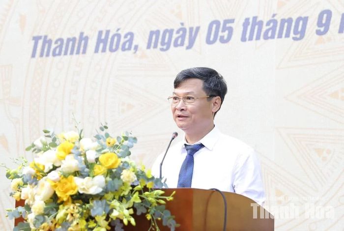 Hiệu trưởng Trường THPT chuyên Lam Sơn Nguyễn Thanh Sơn báo cáo thành tích của nhà trường.