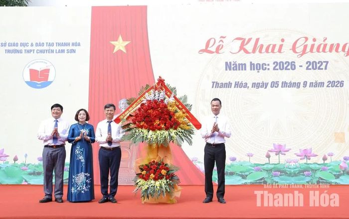 Chủ tịch UBND tỉnh Tô Anh Dũng tặng lẵng hoa chúc mừng thầy và trò Trường THPT chuyên Lam Sơn khai giảng năm học mới 2026-2027.