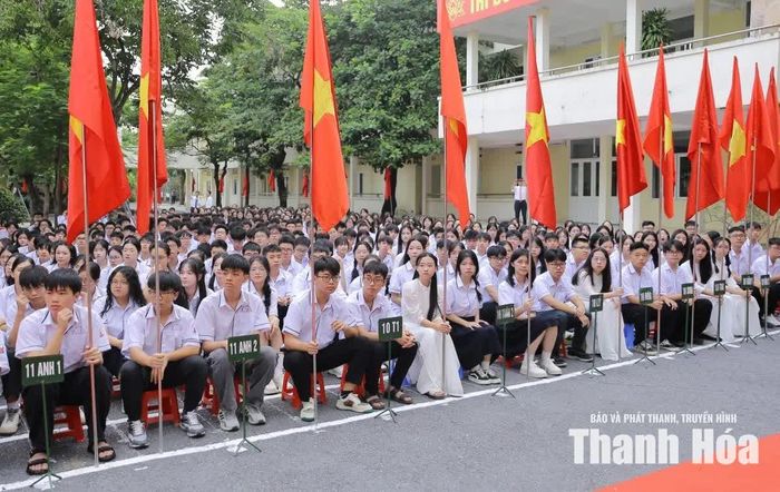 Học sinh Trường THPT chuyên Lam Sơn dự lễ khai giảng.