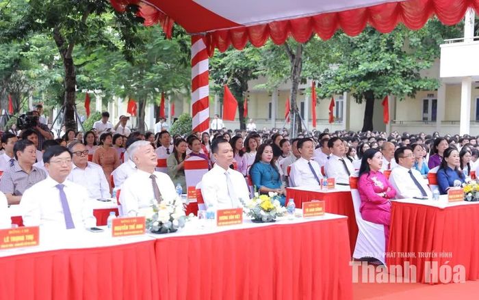 Các đại biểu dự lễ khai giảng.
