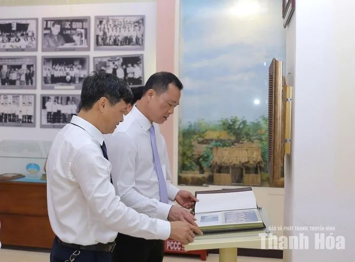 Chủ tịch UBND tỉnh Tô Anh Dũng thăm phòng truyền thống của Trường THPT chuyên Lam Sơn.