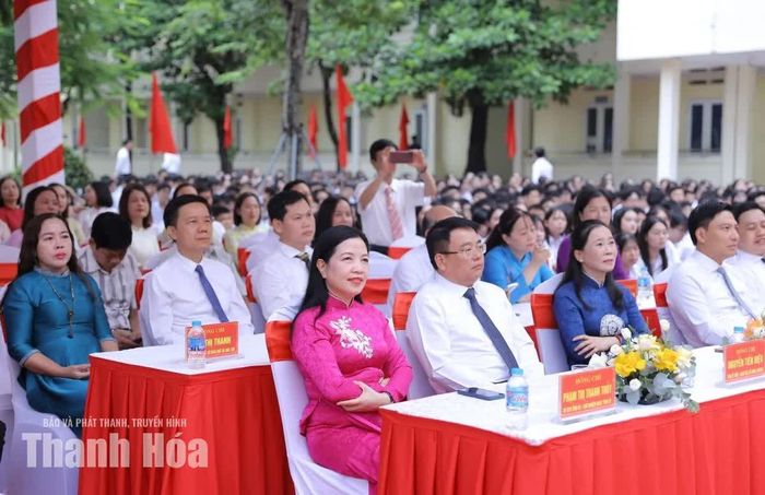 Chủ nhiệm Ủy ban Kiểm tra Tỉnh ủy Phạm Thị Thanh Thủy cùng các đại biểu dự lễ khai giảng tại Trường THPT chuyên Lam Sơn.
