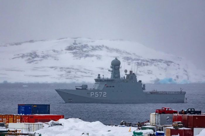 Một tàu hải quân Đan Mạch tuần tra vùng biển ngoài khơi Nuuk, Greenland, hồi tháng 3. Ảnh: Getty.