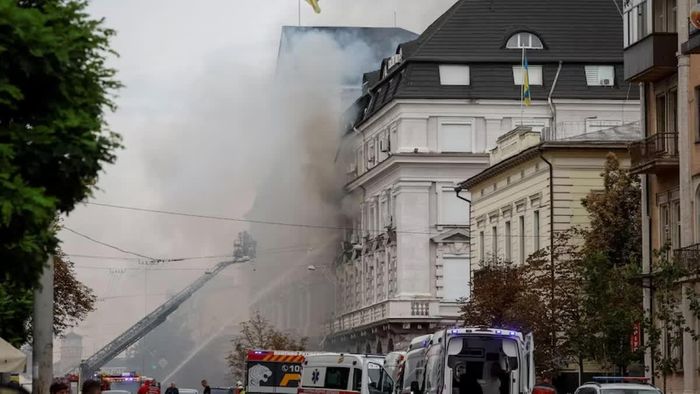Khói bốc lên từ trụ sở SBU ở Kyiv. Ảnh: Reuters.