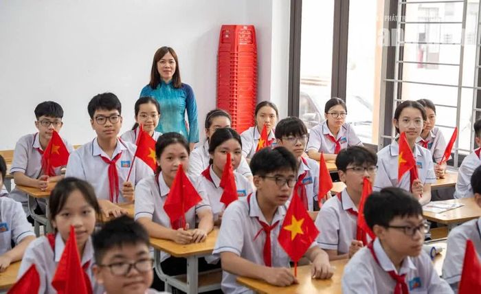 Giáo viên và học sinh Trường TH và THCS Trần Mai Ninh cùng hướng mắt lên màn hình, theo dõi chương trình khai giảng từ các điểm cầu trên cả nước.