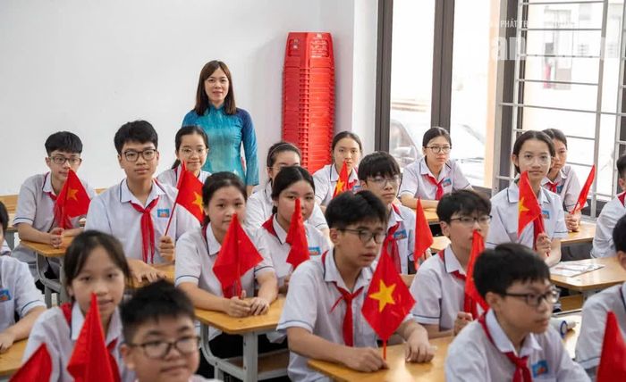 Thầy cô và học sinh Trường TH và THCS Trần Mai Ninh cùng hướng mắt lên màn hình, theo dõi chương trình khai giảng từ các điểm cầu trên cả nước.