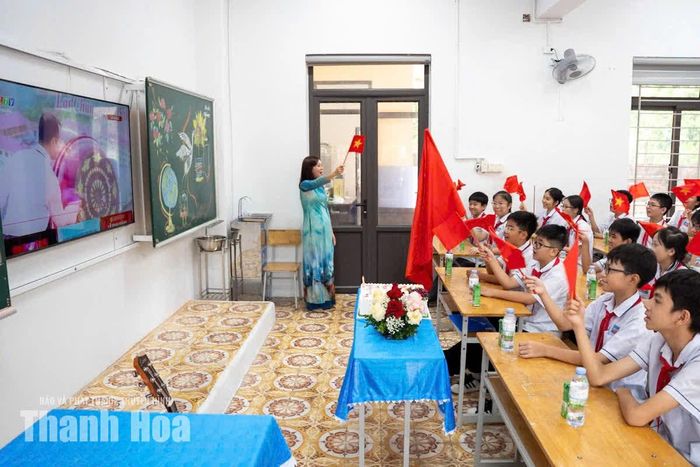 Khoảnh khắc tiếng trống khai giảng vang lên cũng là lúc những trang đầu tiên của năm học 2026-2027 được mở ra trong niềm vui của thầy và trò.
