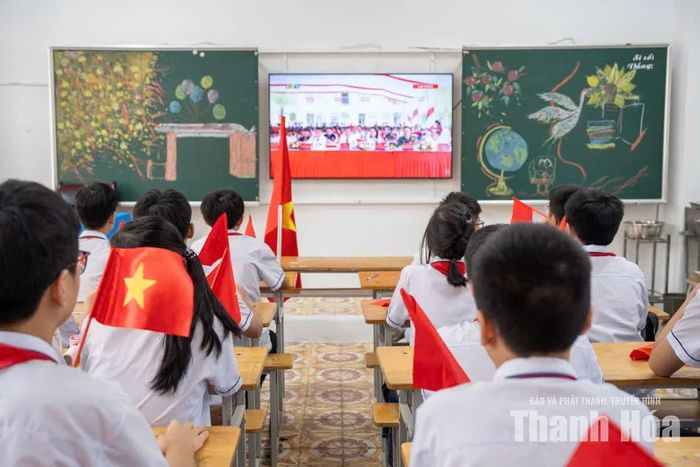 Từ điểm cầu trung tâm đến các trường học trên cả nước, một nghi thức khai giảng được kết nối đồng bộ, theo hình thức trực tiếp kết hợp trực tuyến, tạo nên dấu ấn đặc biệt của năm học 2026-2027.