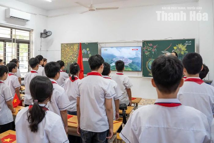 Các em học sinh nghiêm trang trong nghi thức chào cờ.