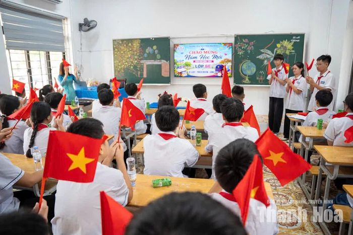 Sau tiếng trống khai trường, thầy cô và các em học sinh cùng vỗ tay chào đón một năm học mới với những bài học và trải nghiệm phía trước.