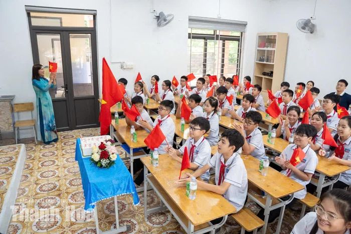 Năm học mới gắn với sự kiện khánh thành chuỗi trường phổ thông nội trú liên cấp tại các xã biên giới đất liền, mở ra thêm những cơ hội học tập cho học sinh vùng biên. Từ những sân trường trên mọi miền đất nước, tiếng trống khai giảng vang lên, kết nối thầy và trò trong ngày hội đặc biệt của năm học 2026-2027.