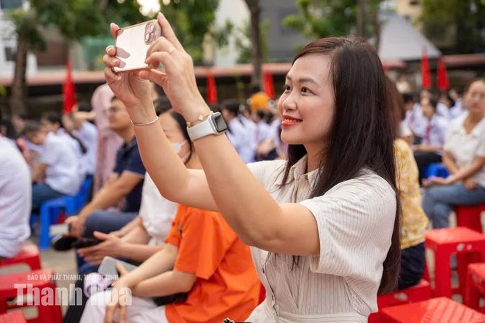 Phụ huynh tranh thủ ghi lại những khoảnh khắc đáng nhớ của con trong ngày khai giảng năm học 2026-2027.