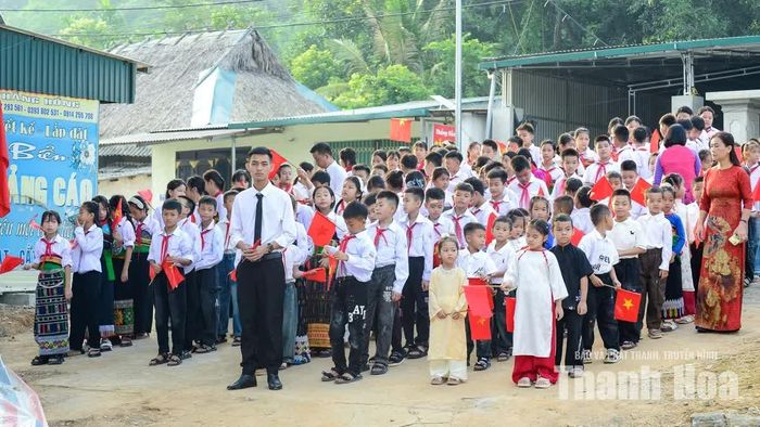 Tại xã biên giới vùng cao Sơn Điện, từ sáng sớm, những con đường dẫn đến Trường Tiểu học và THCS xã Sơn Điện đã rộn ràng tiếng nói cười. Học sinh trong những bộ trang phục truyền thống của đồng bào Thái, Mường và đồng phục nhà trường chỉnh tề đến trường dự lễ khai giảng.