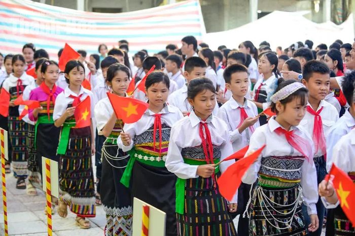 Trong không khí trang trọng của lễ khai giảng, học sinh từ lớp 1 đến lớp 9 cùng hội tụ dưới mái trường.