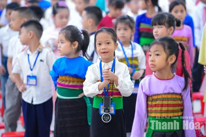 Những bộ trang phục truyền thống không chỉ tạo nên sắc màu riêng cho ngày hội khai trường, mà còn thể hiện nét văn hóa của đồng bào các dân tộc nơi vùng biên.