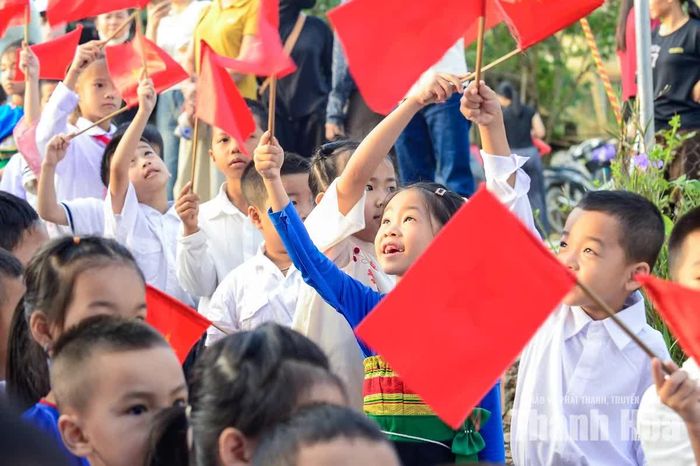 Ngày khai giảng ở Sơn Điện không chỉ là niềm vui của thầy và trò mà còn là dịp để phụ huynh chứng kiến những bước trưởng thành của con em mình. Từ những ánh mắt háo hức của học sinh đến sự xúc động của thầy cô, phụ huynh, tất cả cùng hướng về một năm học mới với nhiều kỳ vọng.