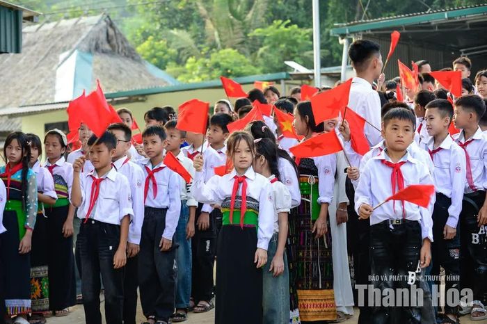 Hiệu trưởng Trường Tiểu học và THCS xã Sơn Điện Phạm Ngọc Thành cho biết, năm học 2026-2027 trường có 738 học sinh, chủ yếu là con em đồng bào Thái, Mường và Kinh. Năm học mới mở ra nhiều kỳ vọng đối với học sinh vùng biên Sơn Điện, tạo thêm động lực để các em nỗ lực học tập, chinh phục tri thức, nuôi dưỡng ước mơ và chuẩn bị hành trang cho tương lai.