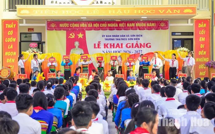 Những tiết mục văn nghệ do học sinh nhà trường biểu diễn vang lên giữa núi rừng, với các ca khúc ca ngợi quê hương, đất nước và truyền thống dân tộc, góp phần tạo không khí vui tươi trong ngày khai trường.