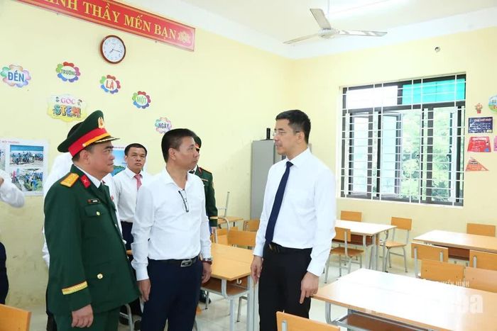 Phó Bí thư Thường trực Tỉnh ủy Nguyễn Hồng Phong thăm cơ sở vật chất Trường Phổ thông Nội trú TH&THCS Na Mèo.
