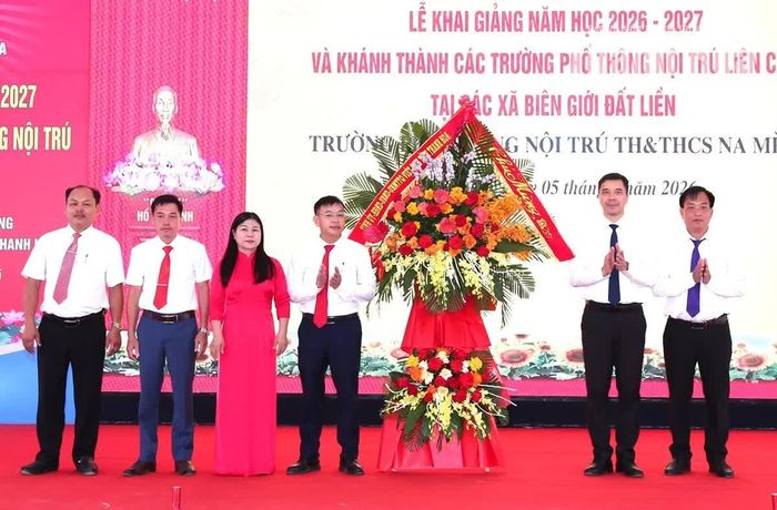 Phó Bí thư Thường trực Tỉnh ủy Nguyễn Hồng Phong trao lẵng hoa của Tỉnh ủy, HĐND, UBND, Ủy ban MTTQ tỉnh tặng Trường Phổ thông Nội trú TH&THCS Na Mèo.