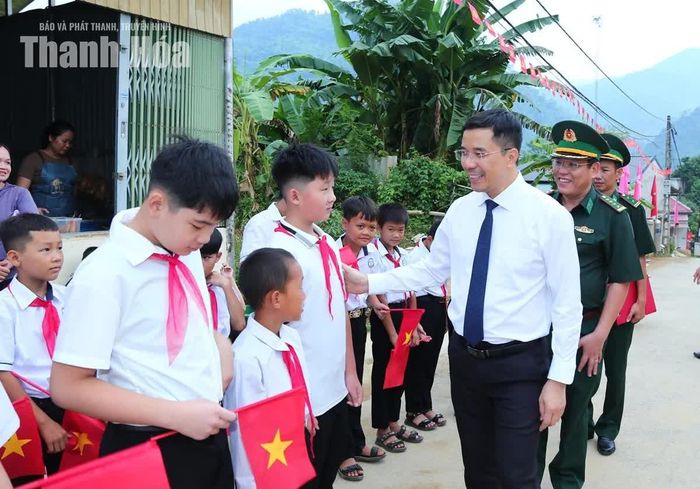 Phó Bí thư Thường trực Tỉnh ủy Nguyễn Hồng Phong tới dự lễ khai giảng năm học mới tại Trường Phổ thông Nội trú TH&THCS Na Mèo.