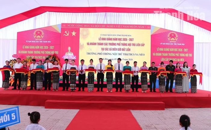 Phó Bí thư Thường trực Tỉnh ủy Nguyễn Hồng Phong cùng các đại biểu thực hiện nghi thức cắt băng khánh thành Trường Phổ thông Nội trú TH&THCS Na Mèo.