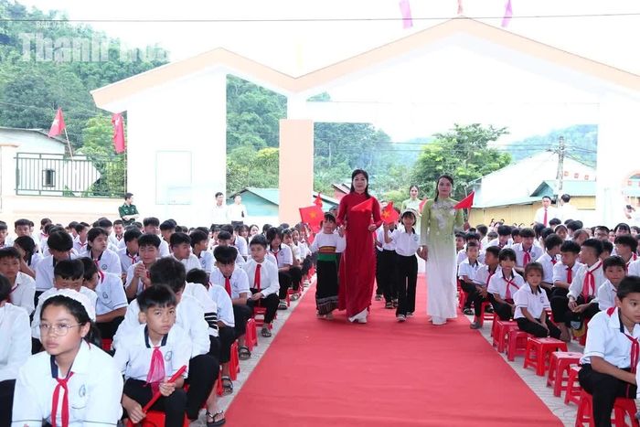 Trường Phổ thông Nội trú TH&THCS Na Mèo đón học sinh đầu cấp.