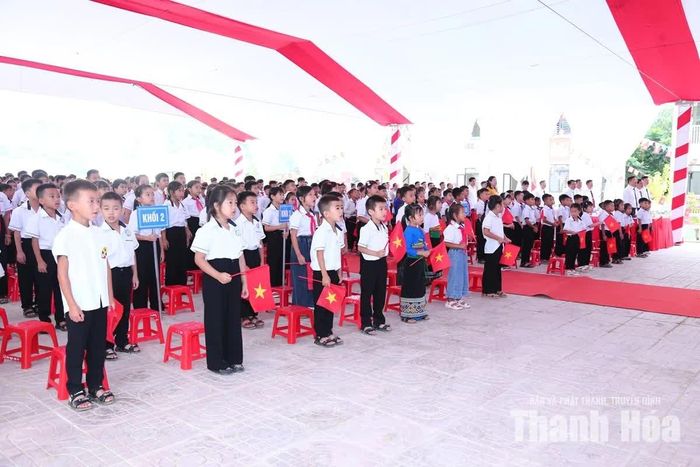 Các em học sinh tại lễ khai giảng.