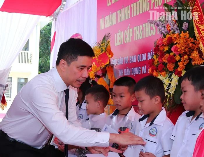 Phó Bí thư Thường trực Tỉnh ủy Nguyễn Hồng Phong tặng quà cho các em học sinh có hoàn cảnh khó khăn.