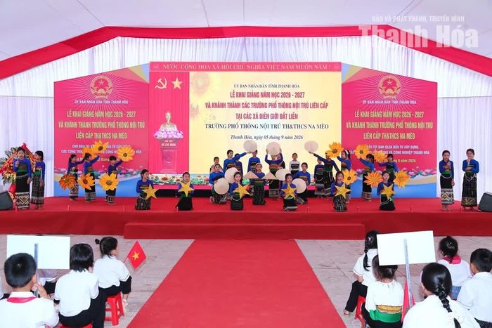 Tiết mục văn nghệ tại lễ khai giảng.