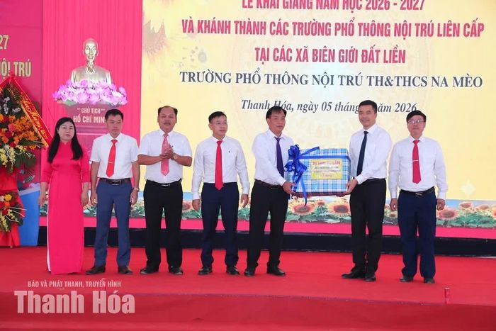Phó Bí thư Thường trực Tỉnh ủy Nguyễn Hồng Phong trao quà của Tổng Bí thư, Chủ tịch nước tặng nhà trường.