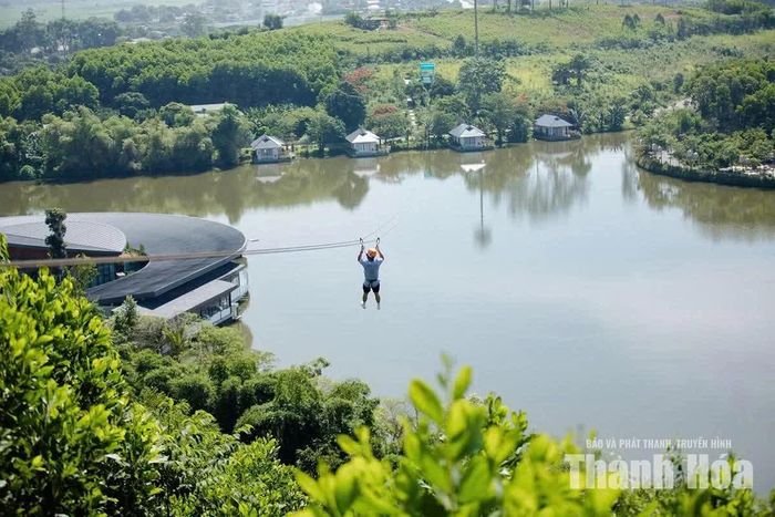 Du khách trải nghiệm trượt zipline tại Lamori Resort & Spa.