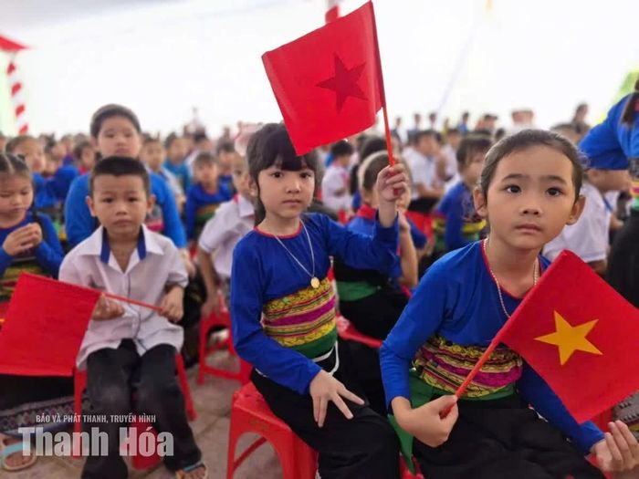 Niềm vui của các em học sinh trong ngày khai giảng năm học mới.