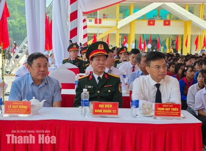Trưởng Ban Quản lý Khu Kinh tế Nghi Sơn và các Khu công nghiệp Trịnh Huy Triều cùng các đại biểu dự buổi lễ.