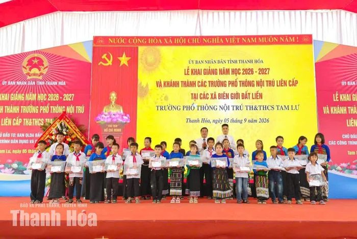 Các em học sinh có hoàn cảnh khó khăn nhận quà đầu năm học mới của Phó Chủ tịch Quốc hội Nguyễn Doãn Anh.