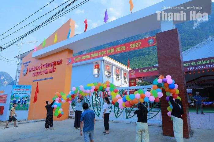 Trong chiều 4/9, Trường Phổ thông nội trú TH&THCS Sơn Thủy gấp rút chuẩn bị cho ngày khánh thành và khai giảng năm học 2026 - 2027.
