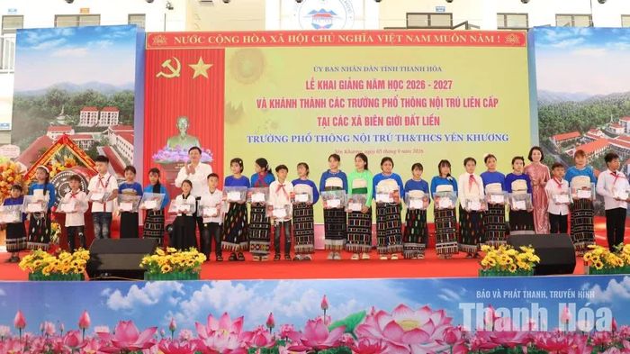 Phó Chủ tịch Thường trực UBND tỉnh Mai Xuân Liêm và Phó Chủ tịch Thường trực Ủy ban MTTQ tỉnh Đỗ Thị Toán trao quà cho học sinh có hoàn cảnh khó khăn, nỗ lực vươn lên trong học tập.