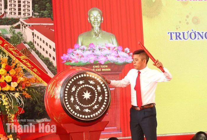 Lãnh đạo Trường Phổ thông Nội trú TH&THCS Yên Khương đánh trống khai giảng năm học 2026-2027.